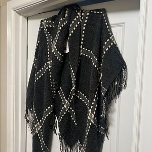 Demdaco Black and Cream Textured Wrap